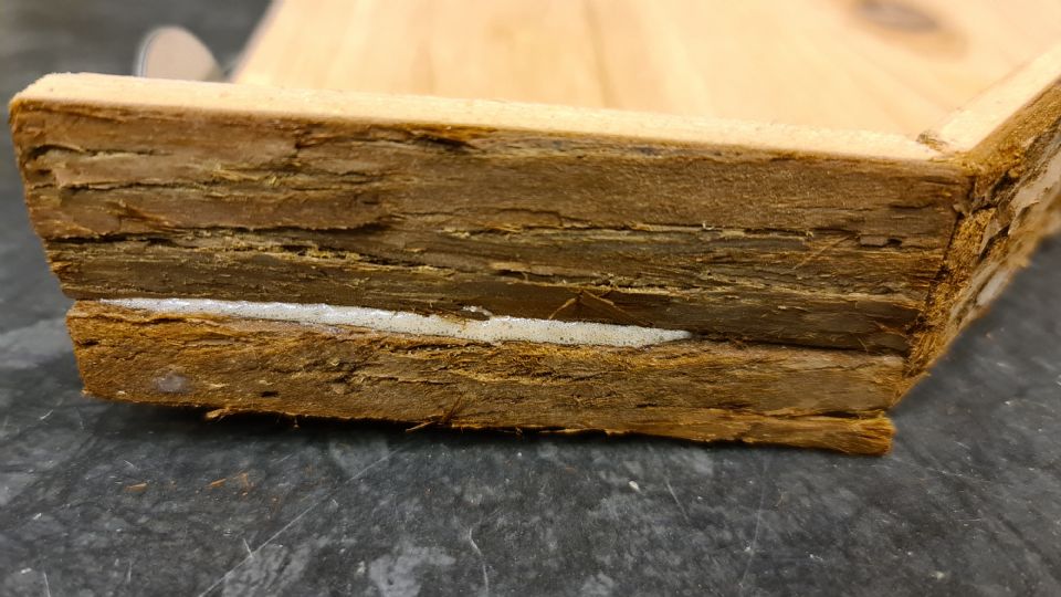 Hörnhylla i trä 33 cm - Skönhetsfel
