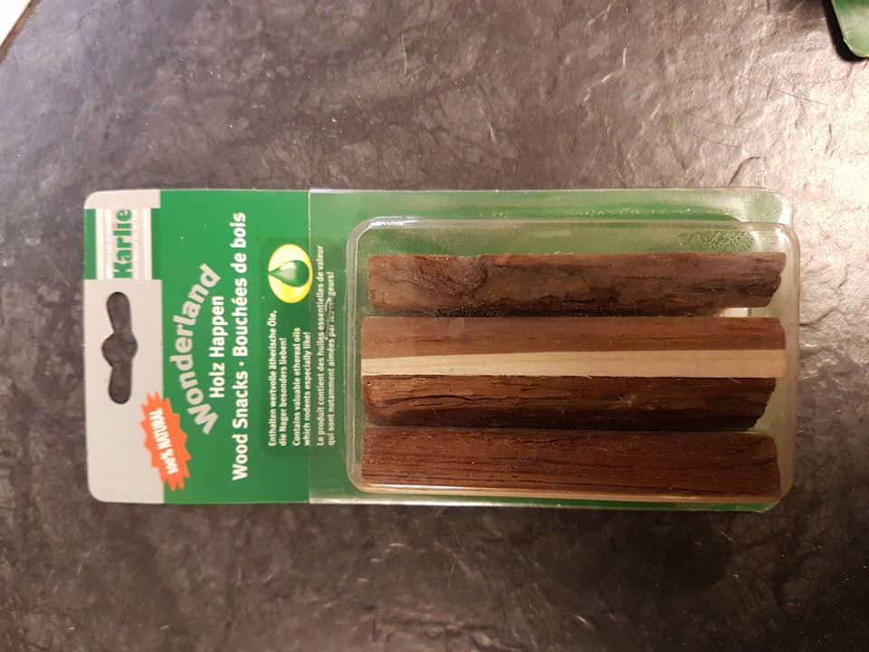 Wood Pinnar med bark med hål 4st