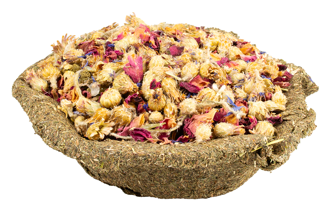 Knaprig ätbar skål fylld med rosenblad och blåklint