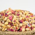 Knaprig ätbar skål fylld med rosenblad och blåklint